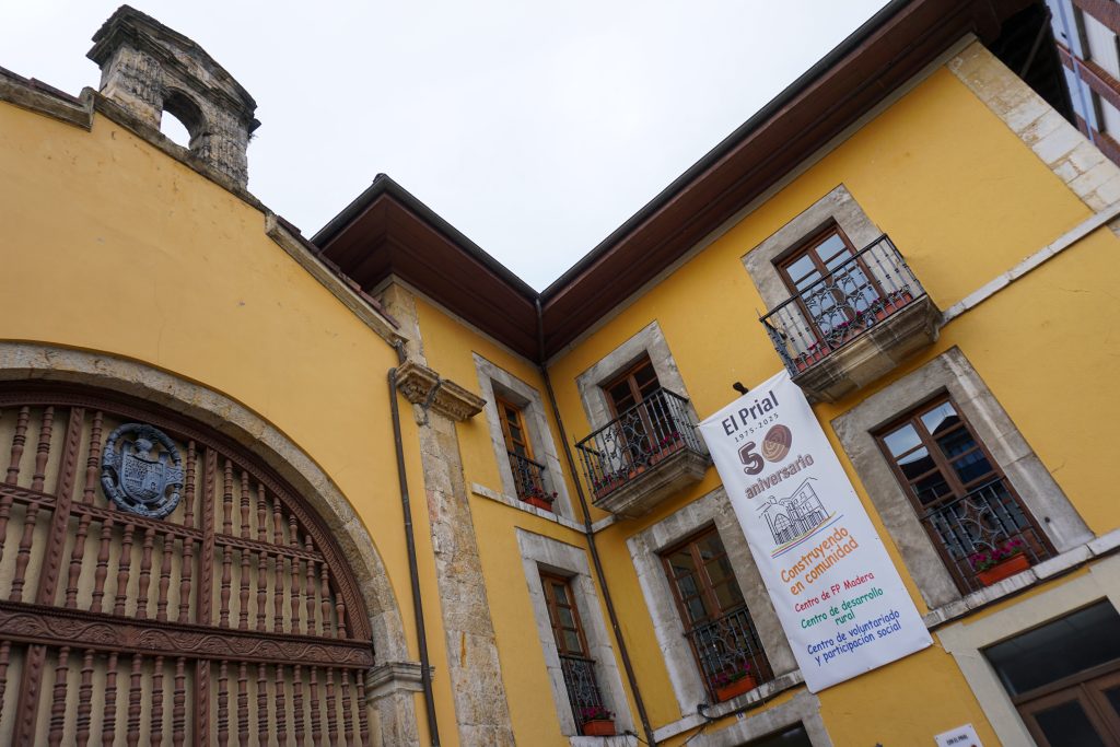 Fachada del Prial 50 aniversario